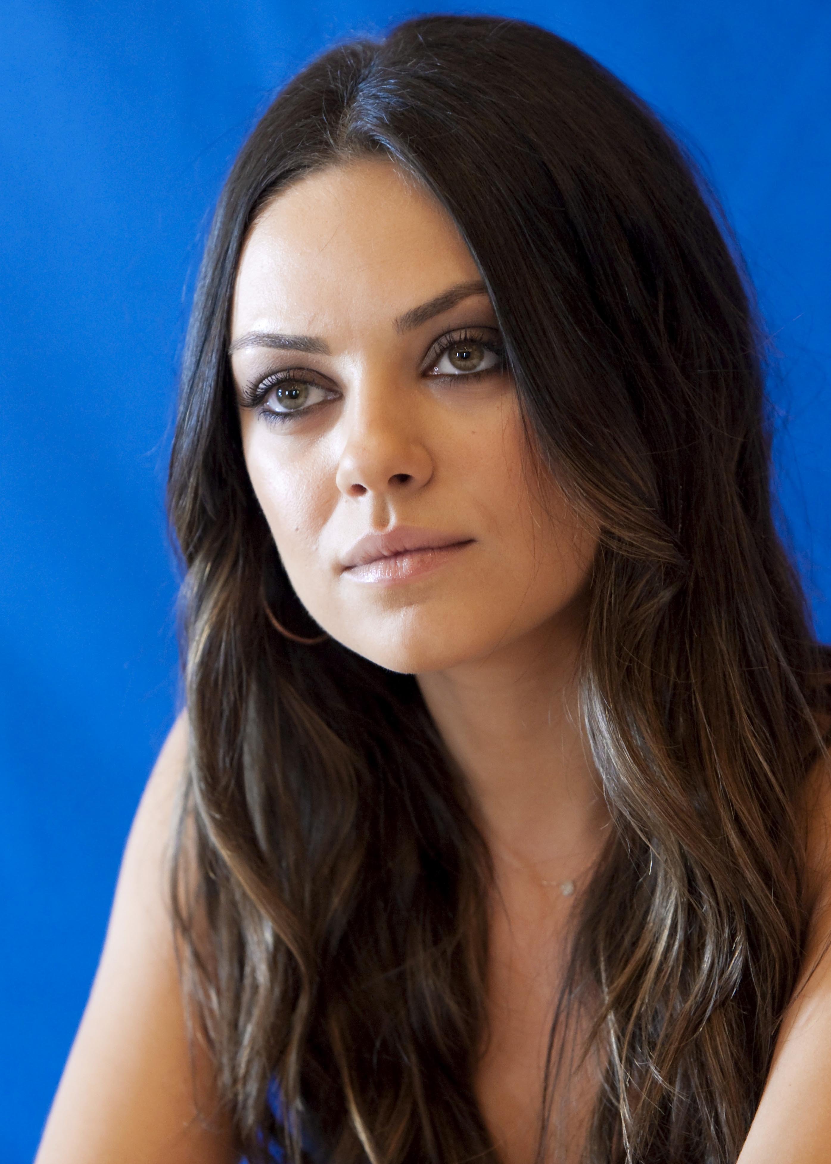 Мил. Kunis фото. Мила Кунис young. Mila Kunis Wavy hair.