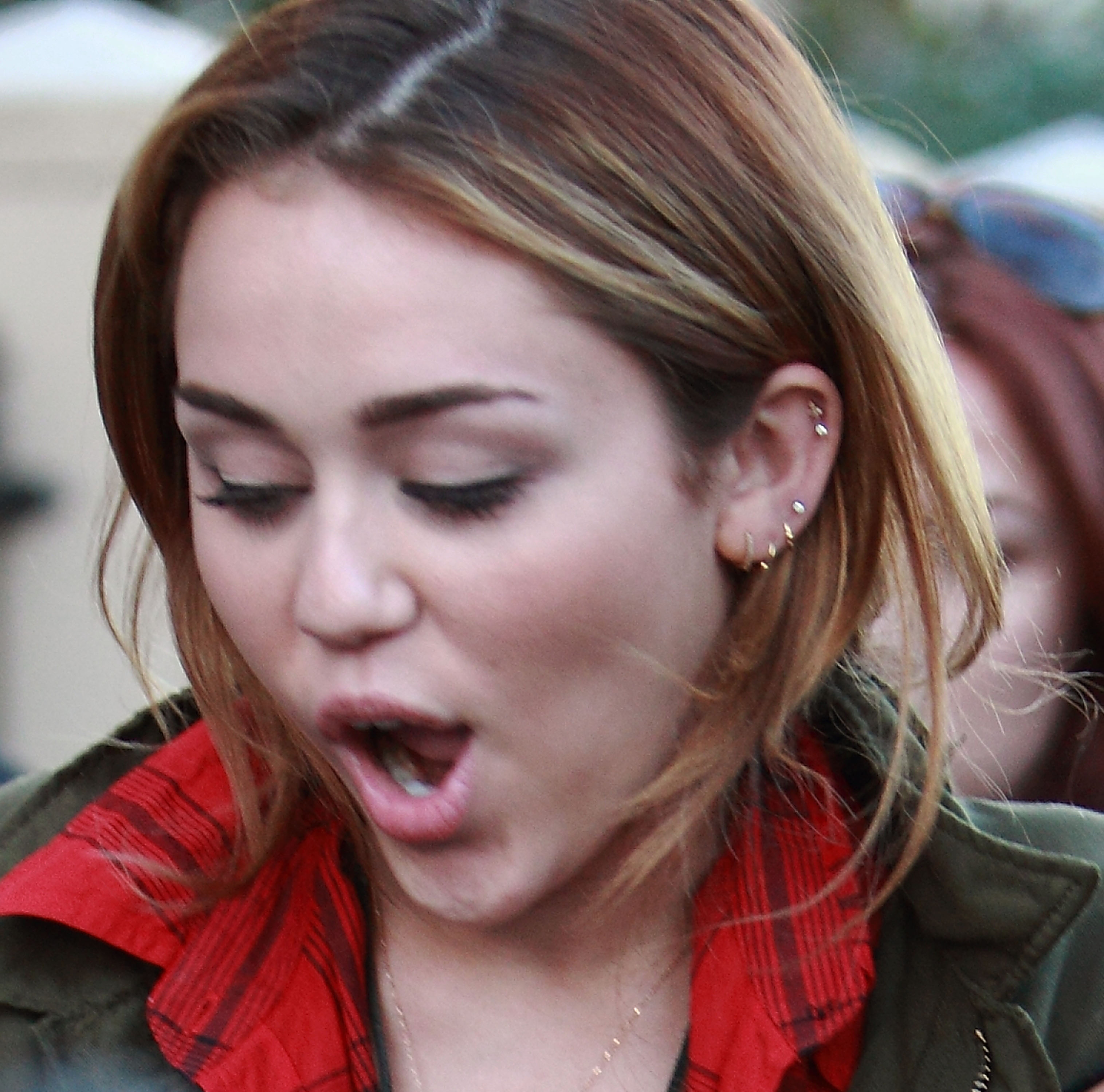 Miley Cyrus Kosty 555 info 23